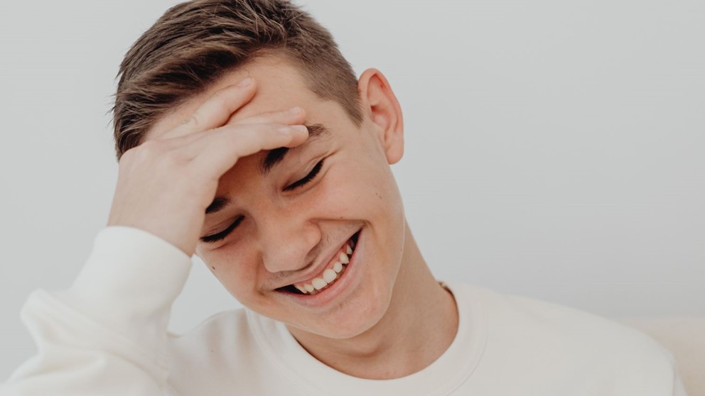 Hairstyles for Men with Large Foreheads: Balancing Style and Proportions