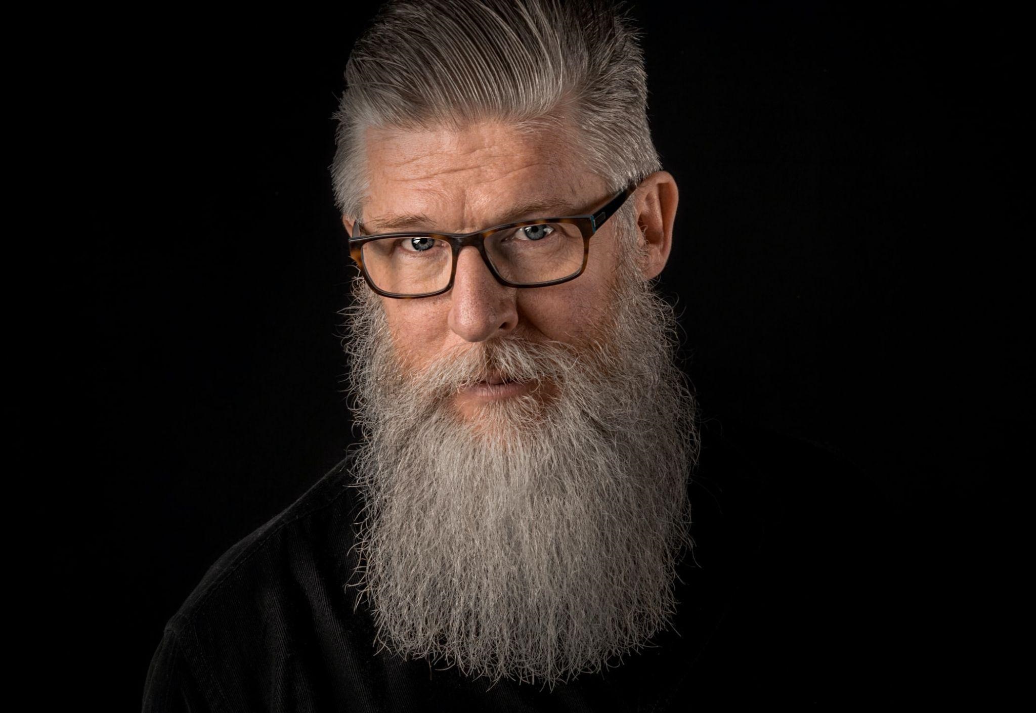 Tips on how to manage grey hair for men